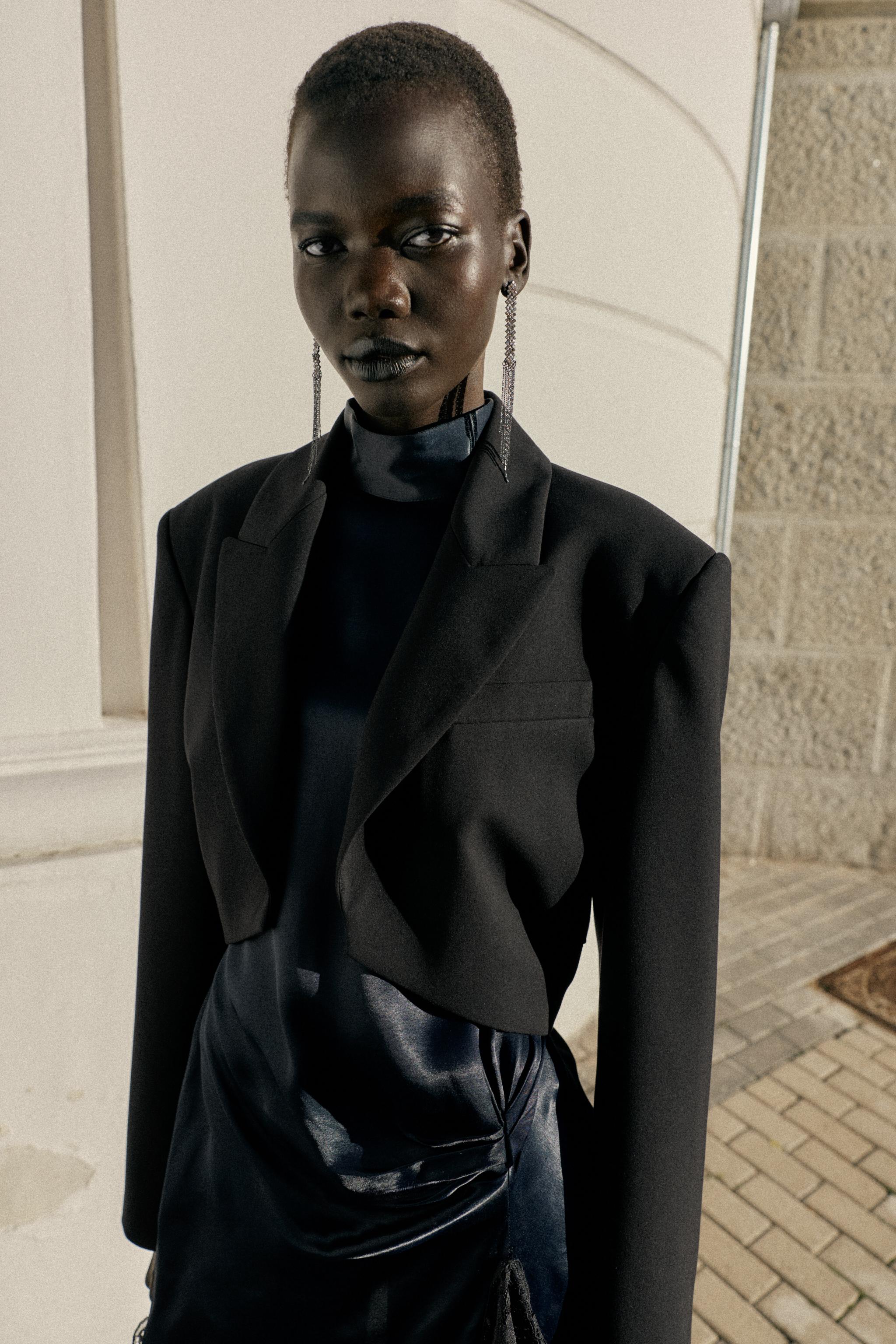 SHORT BLAZER WITH SHOULDER PADS AND PLEATS